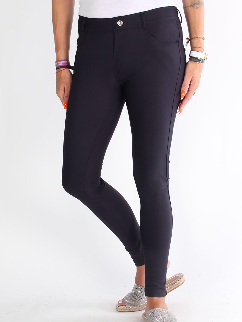 Regitze - Svarta byxor med fickor och similisten på knappen